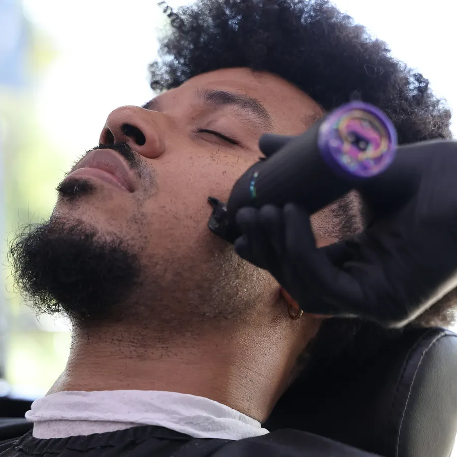 Soin du visage, client détendu les yeux fermés